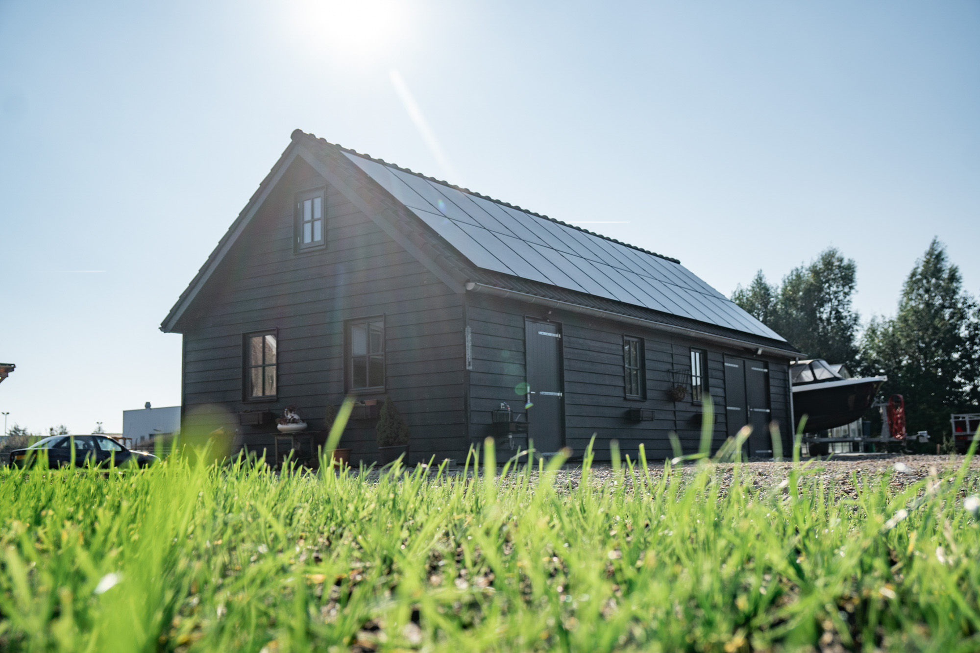 afbeeldingHouten schuur met zonnepanelen