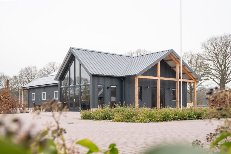 Houten schuur met zonnepanelen