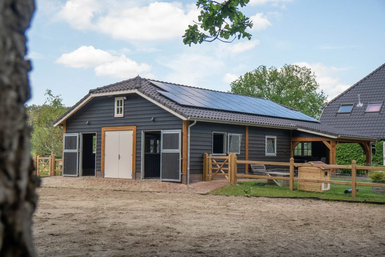 Houten schuur met zonnepanelen