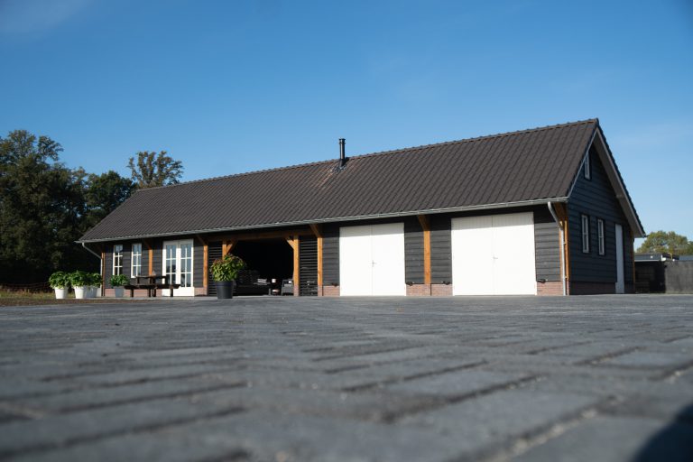 Grote garage van hout