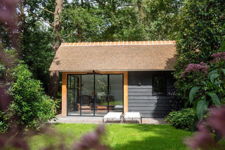 Luxe houten tuinhuis met overkapping