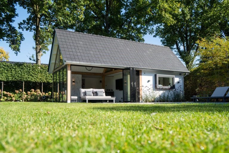 Tuinkantoor met overkapping met plat dak of hoog dak