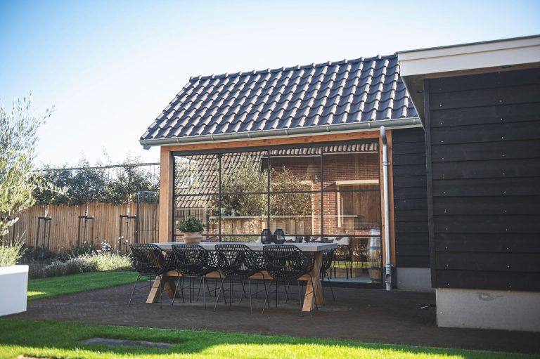 Tuinkantoor met overkapping kopen en monteren bij Geldersche Houtbouw