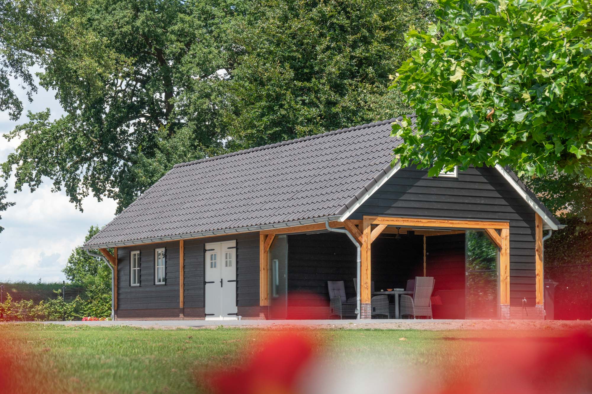 afbeeldingHouten schuur met veranda