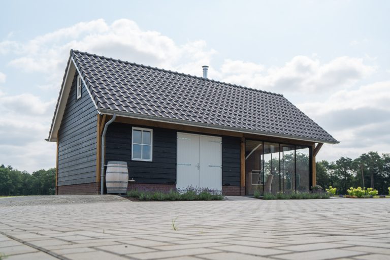 Kies voor schoonheid met een zadeldak overkapping