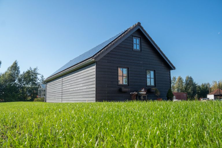 Houten schuur met zonnepanelen kopen bij Geldersche Houtbouw