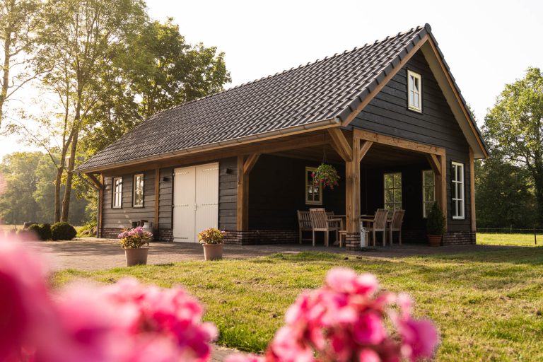 Houten overkapping met veranda