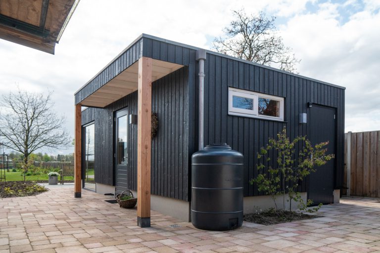 Modern of landelijk tuinkantoor met toilet