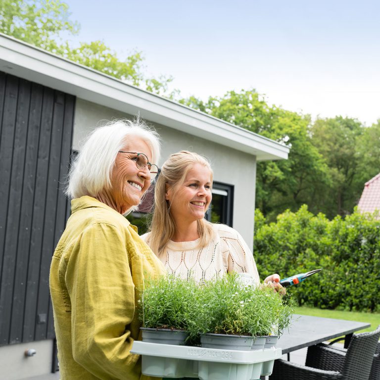 Het voordeel van een houten mantelzorgwoning in uw tuin