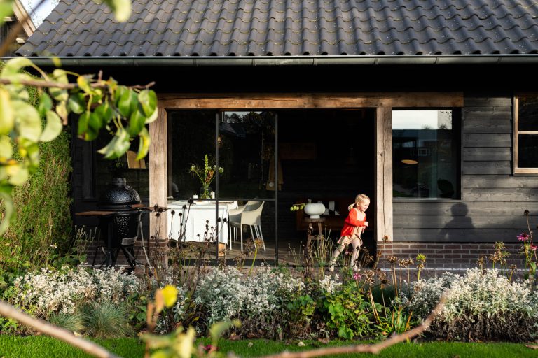 Geniet van ontspanning onder uw houten overkapping