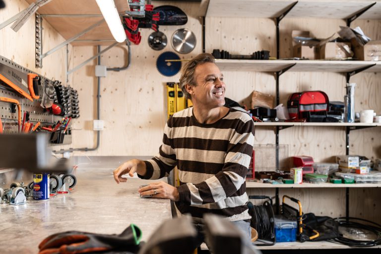 Zwarte schuur om te relaxen, hobbyen en werken