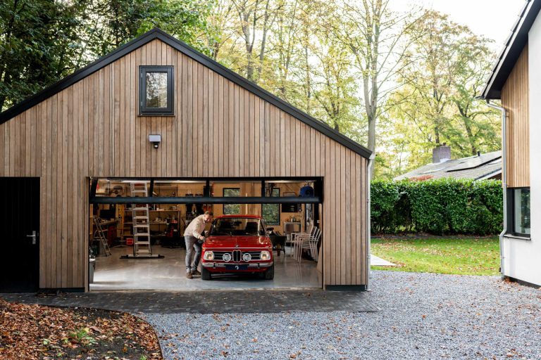 Grote garage van hout