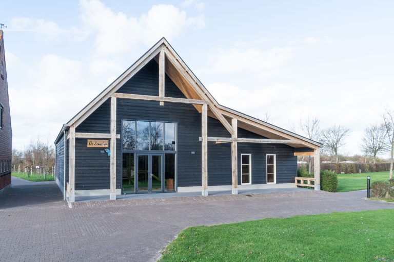 Houten campinggebouw of <br>receptiegebouw