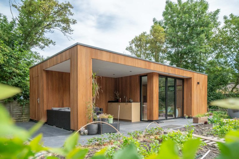 Kleur van uw grote tuinhuis kiezen