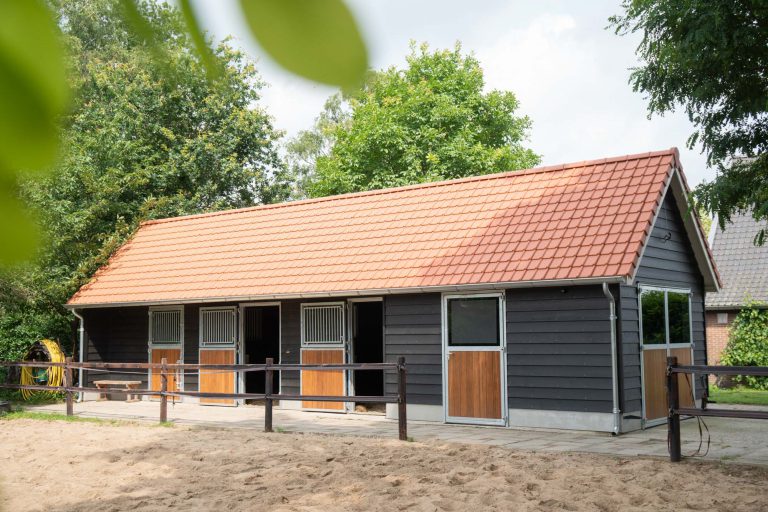 Houten paardenstal