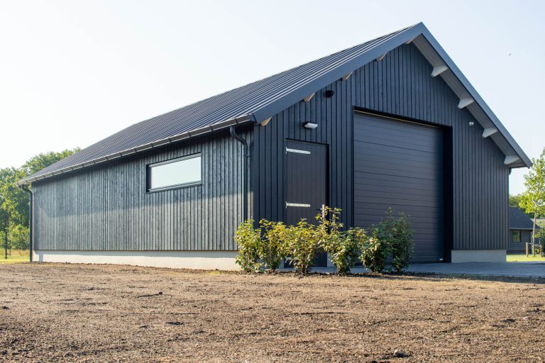 Grote garage van hout