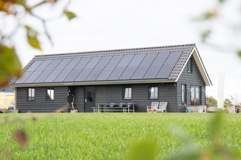 Houten schuur met zonnepanelen