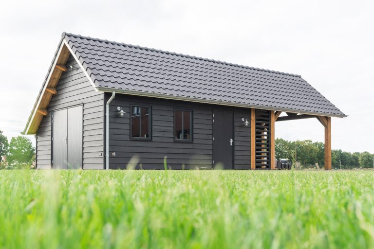 Houten schuur met zonnepanelen