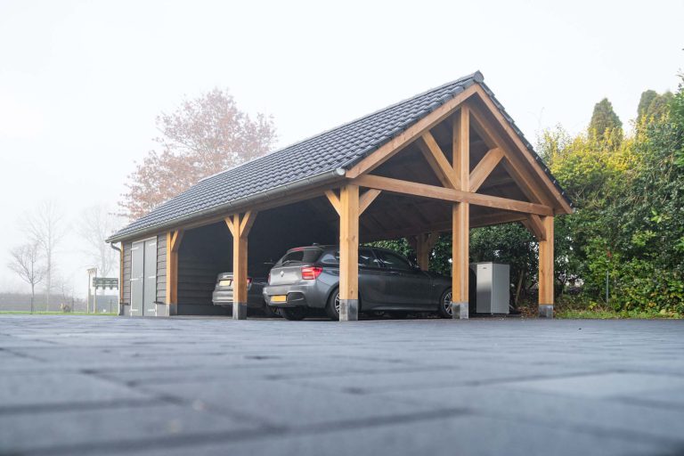 Houten schuur met carport