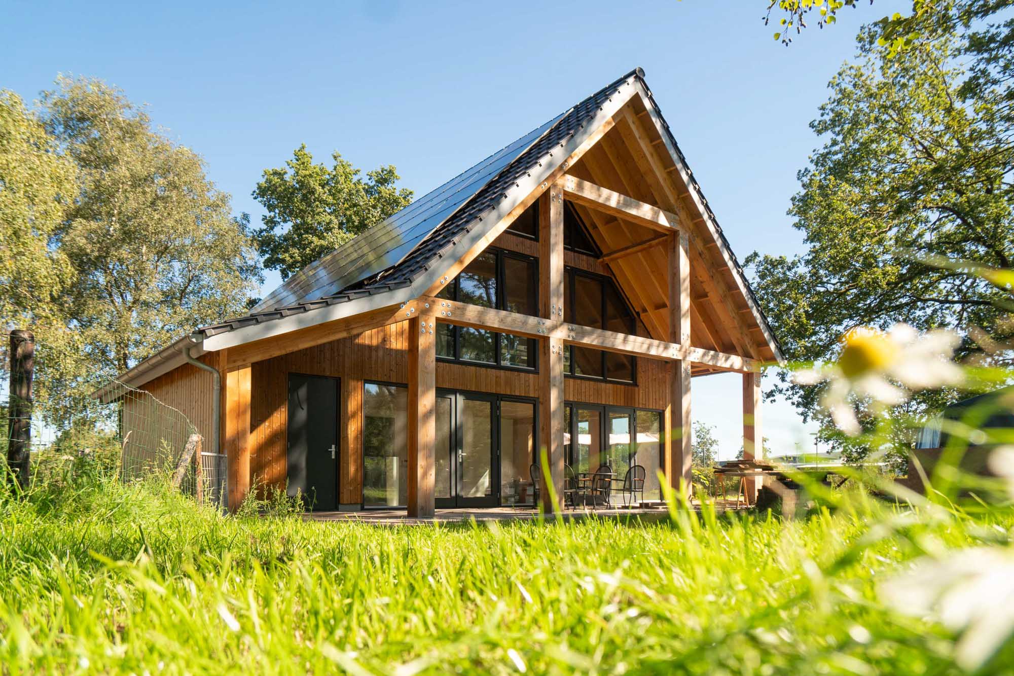 afbeeldingHouten huis met veranda