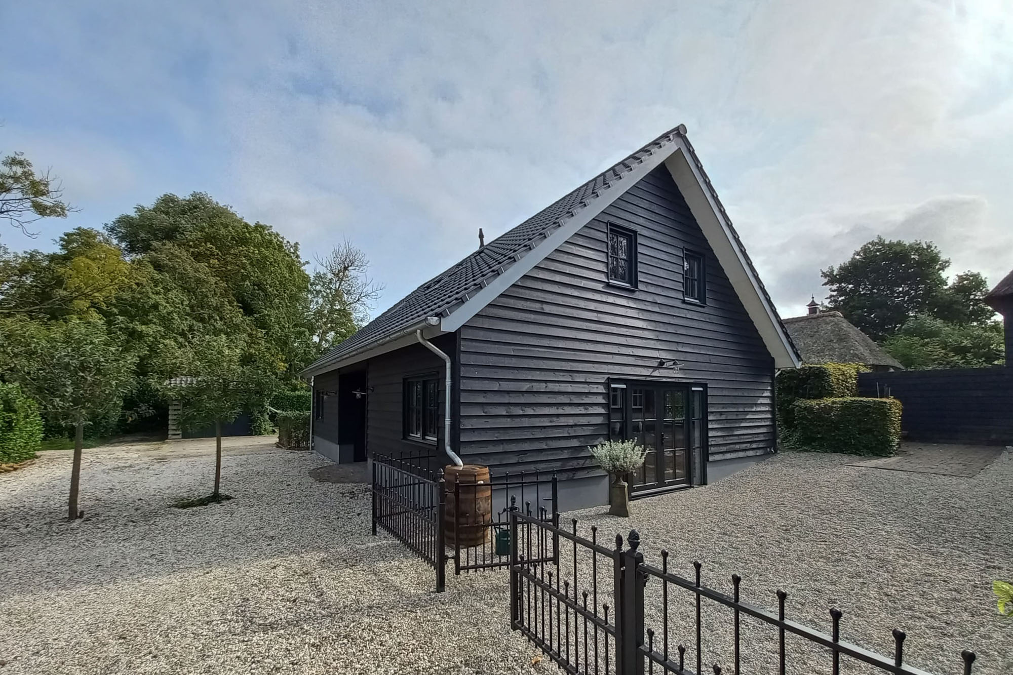zwart-houten-woning