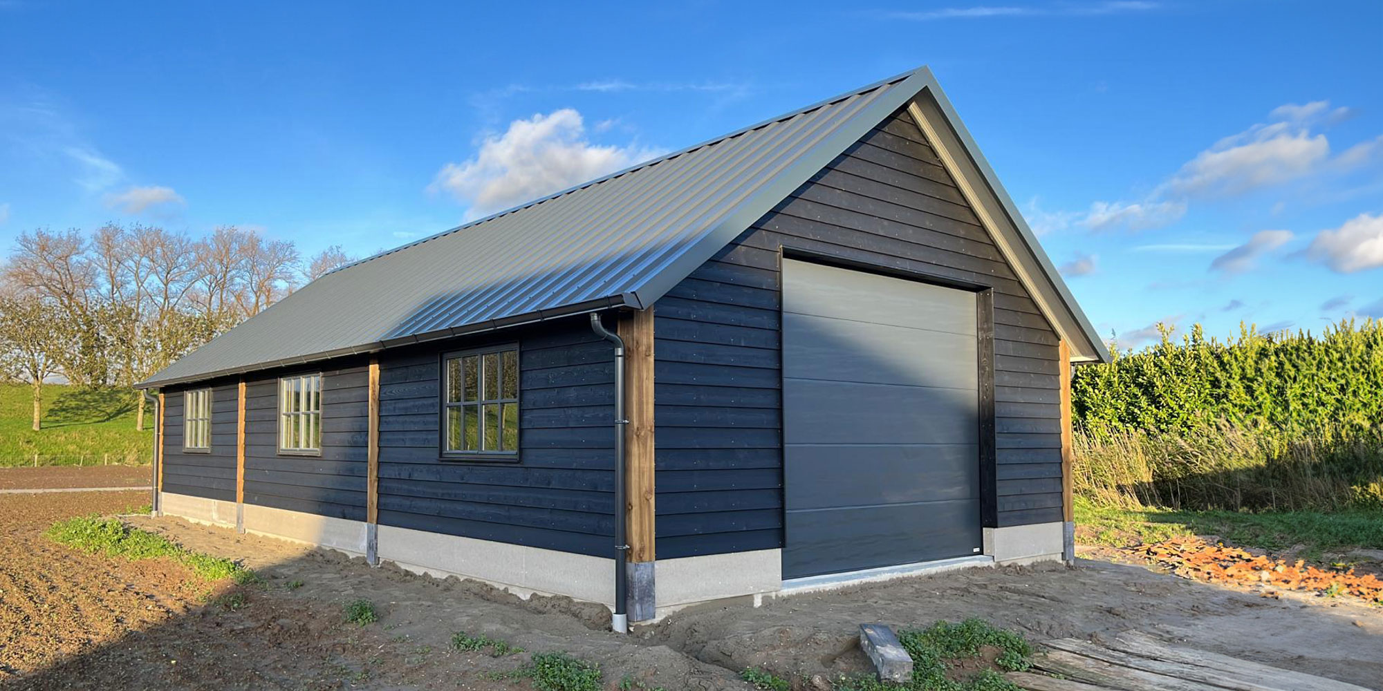 zwarte-schuur-met-carport-prefab