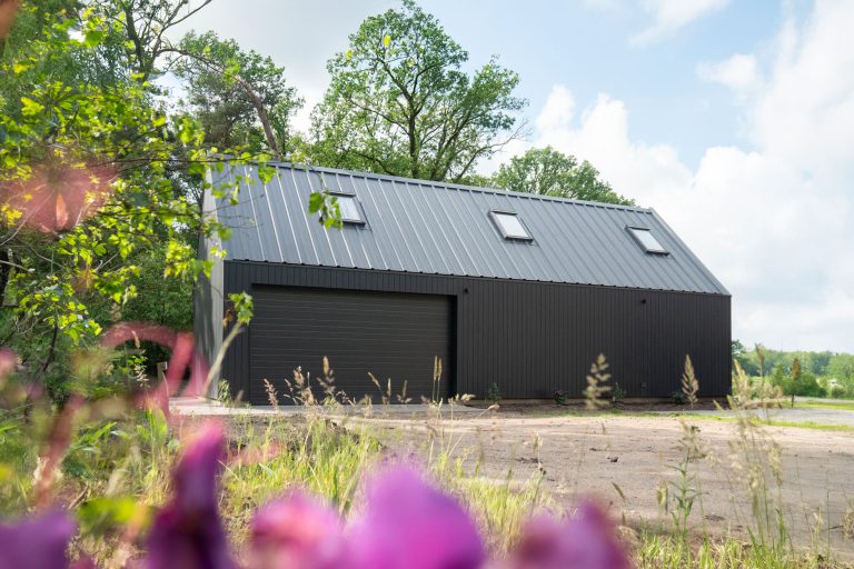 Houten garage met overkapping