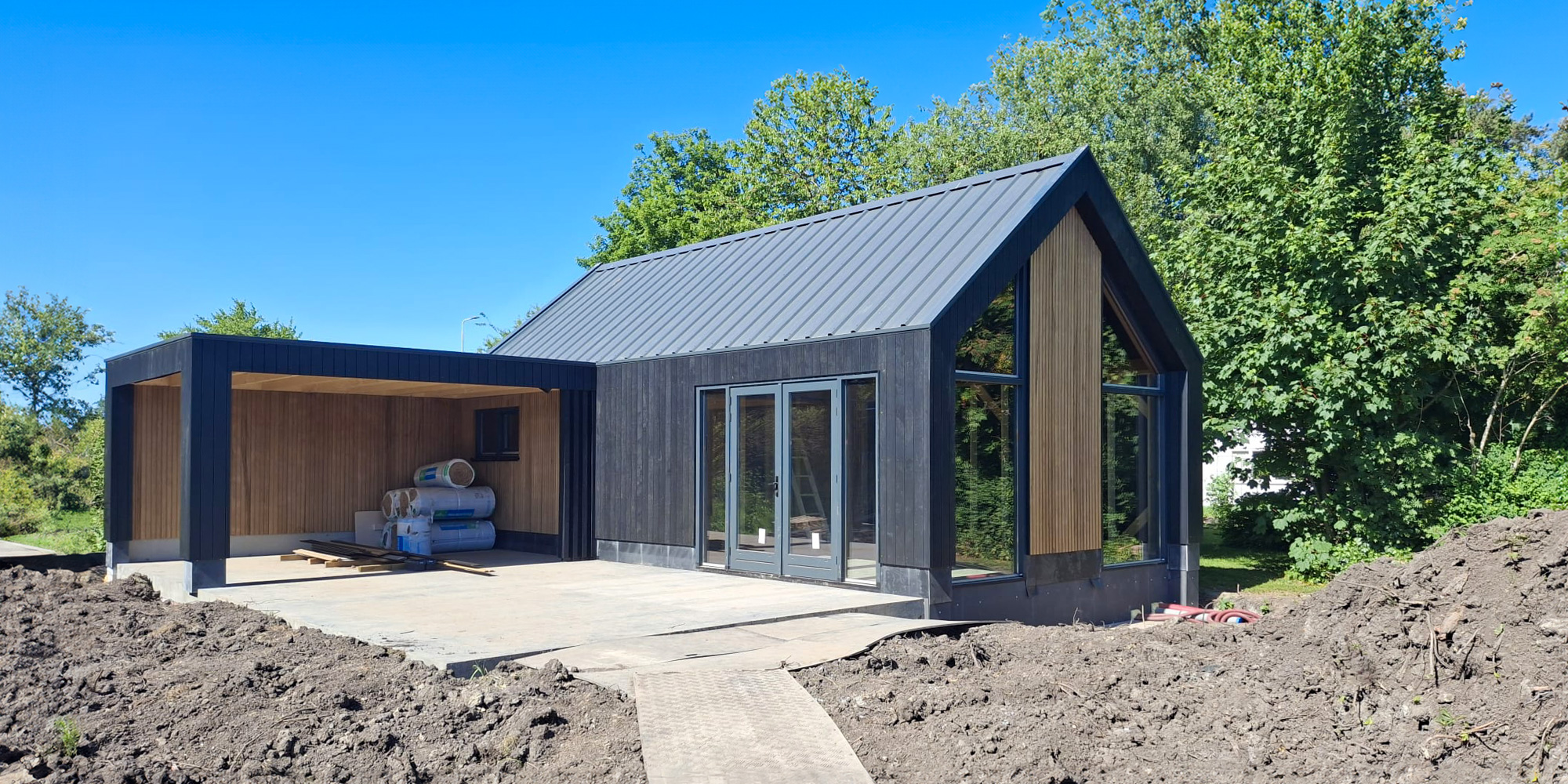 houten-gastenverblijf-met-overkapping