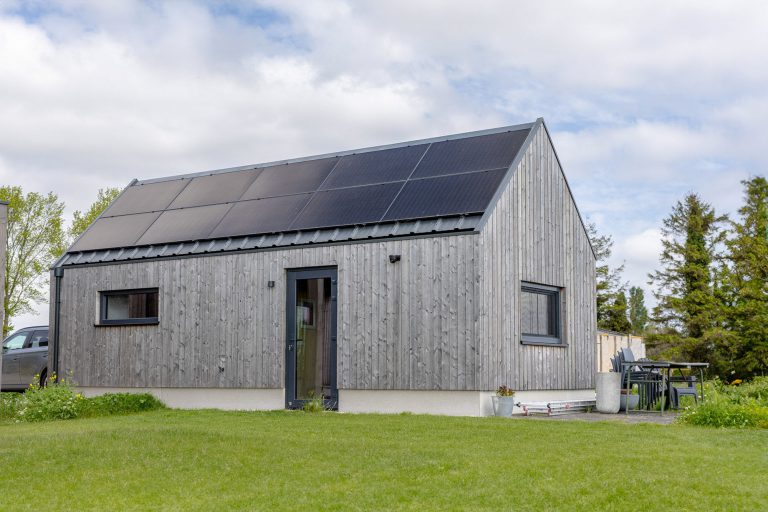 Houten schuur met zonnepanelen