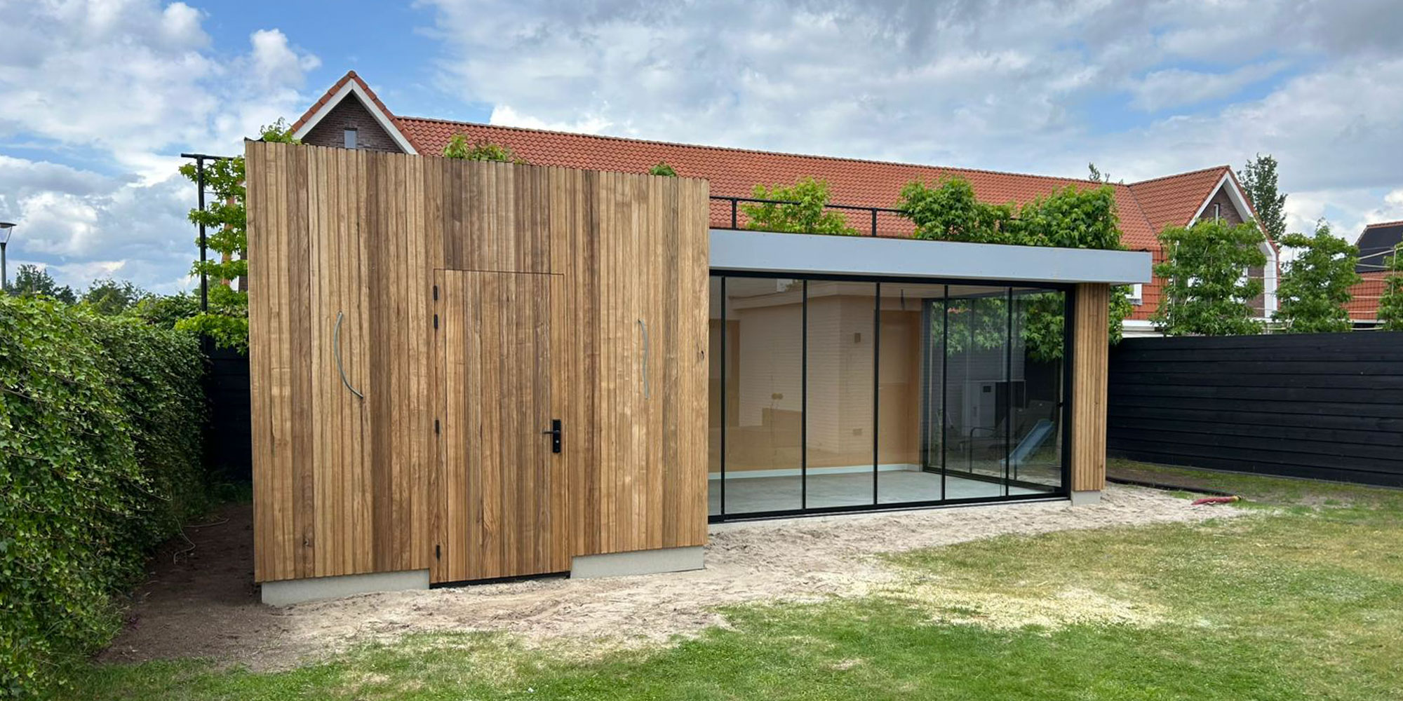 luxe-overkapping-met-schuurtje