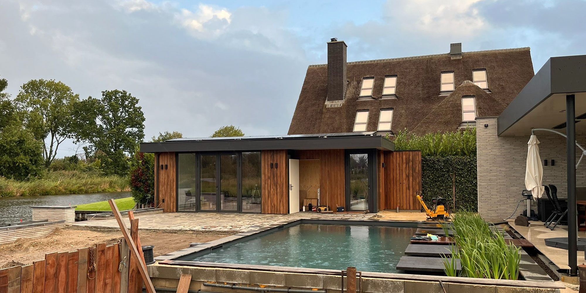 moderne-poolhouse-hout