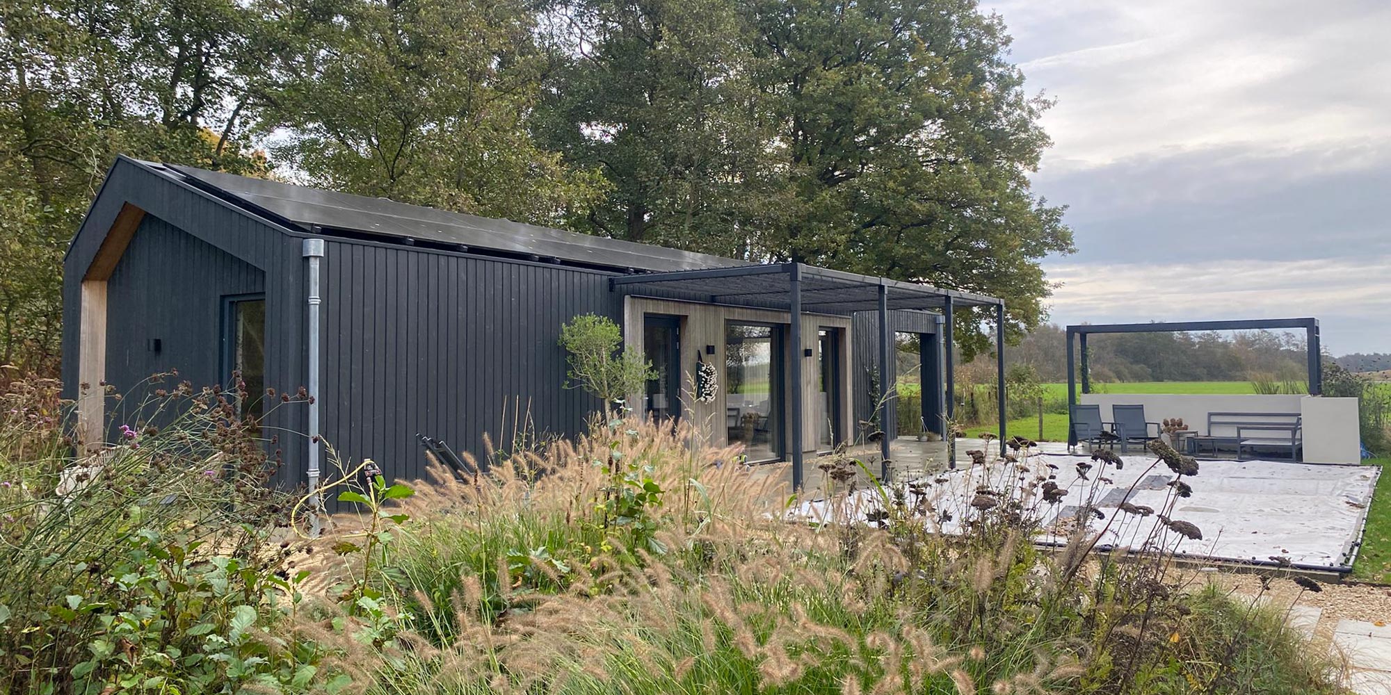 modern-poolhouse-met-zonnepanelen