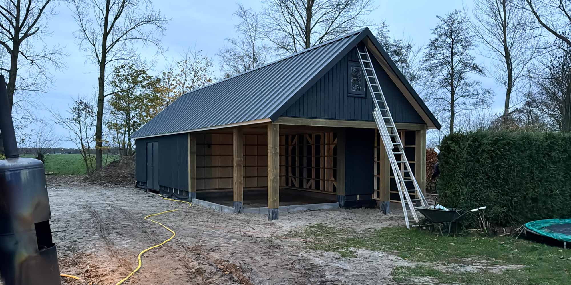 schuur-met-overkapping-traditioneel