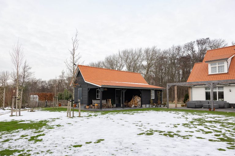 Schuur met overkapping Emmen