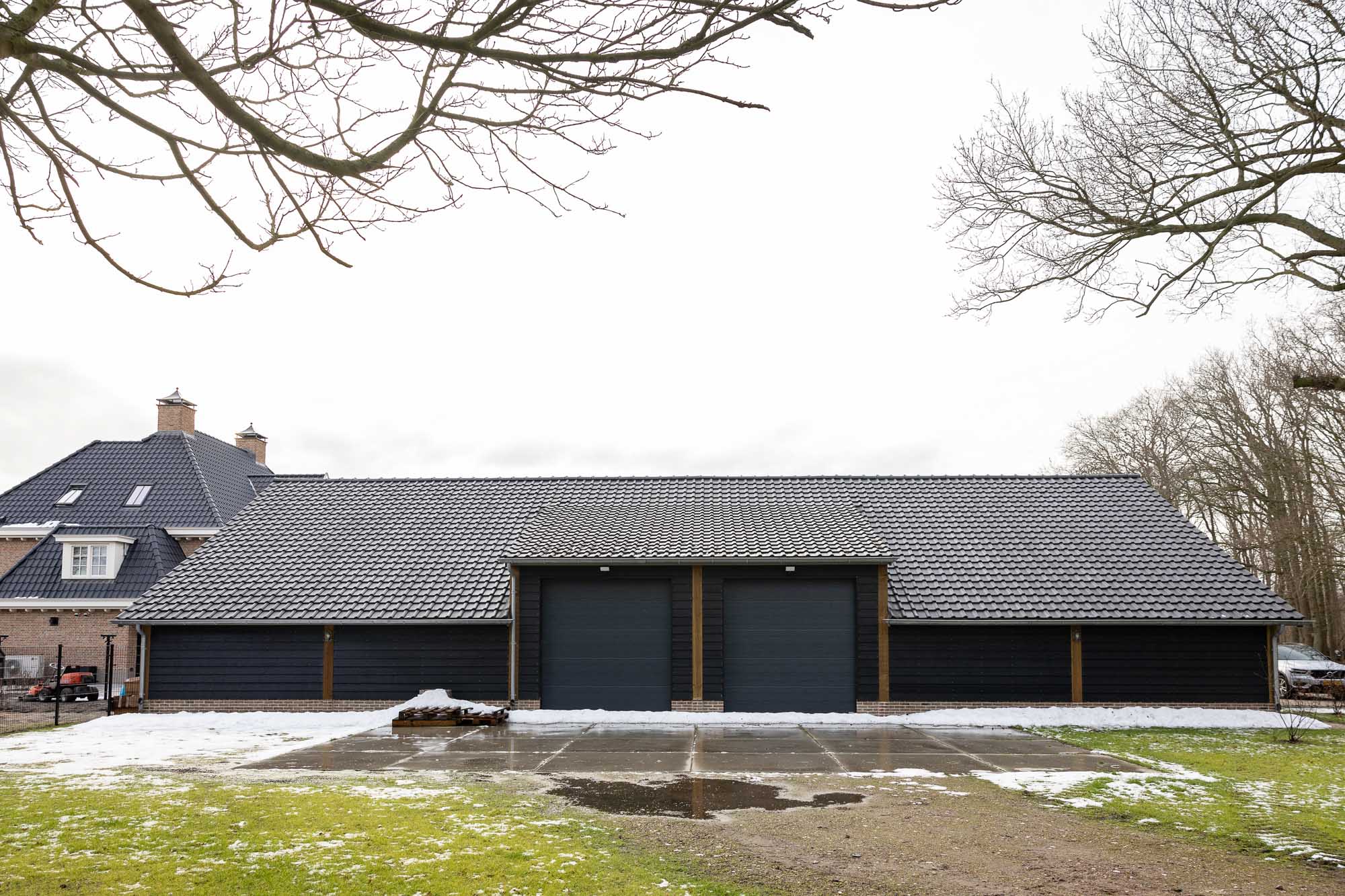 afbeeldingKapschuur met overkapping Leerbroek