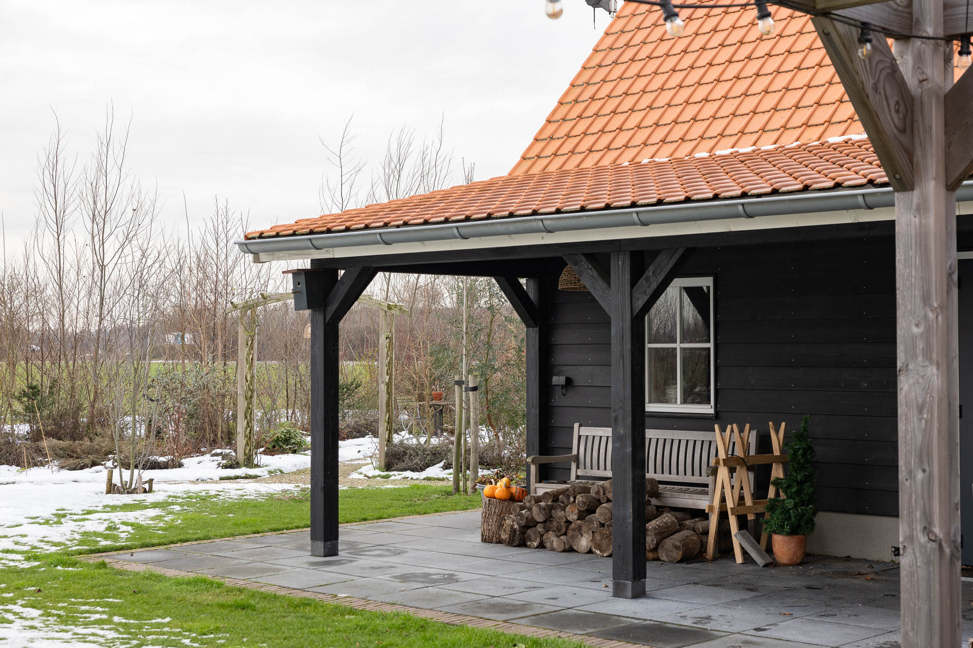 afbeeldingSchuur met overkapping Emmen