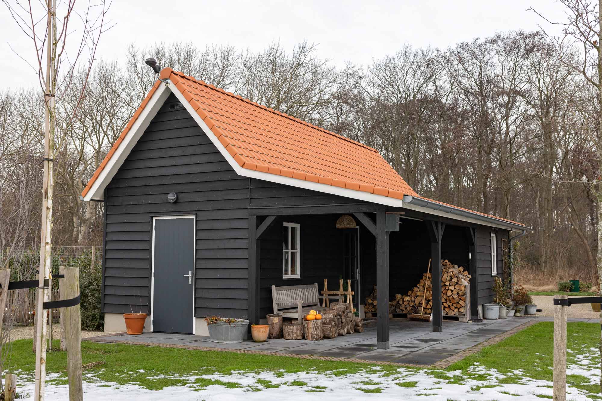 afbeeldingSchuur met overkapping Emmen