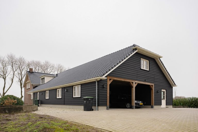 Schuur met overkapping