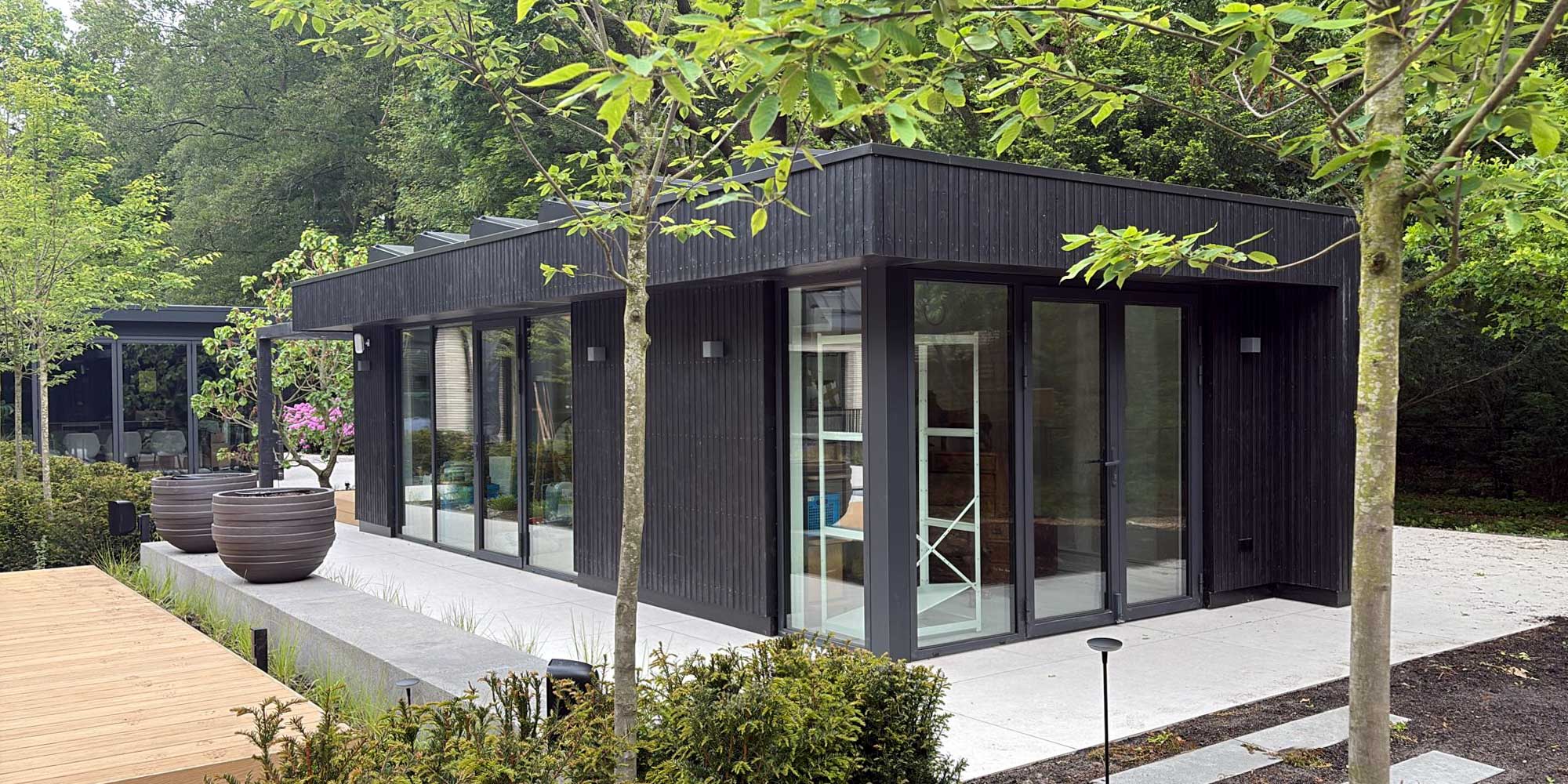 tuinkantoor-zwart-hout