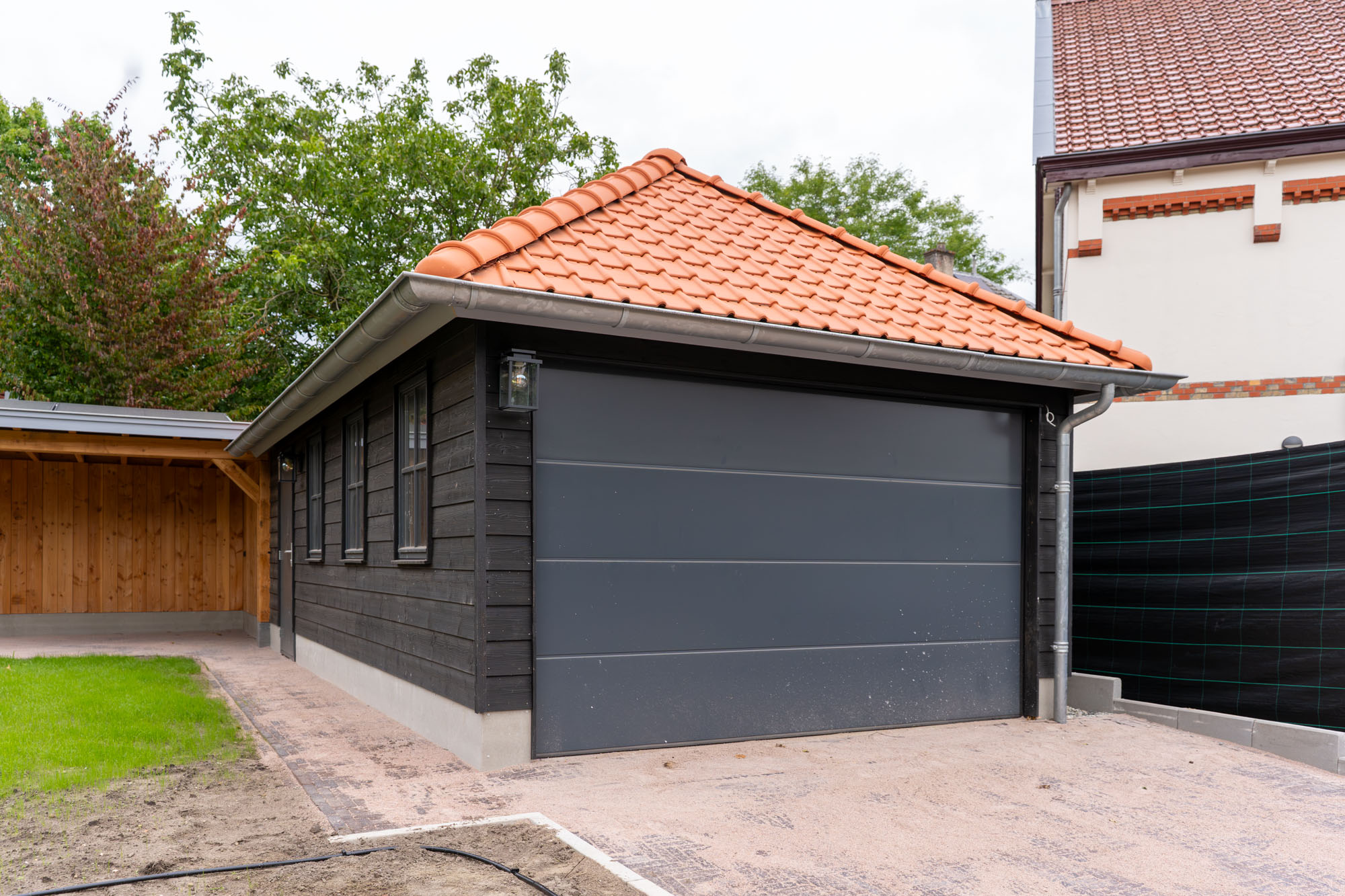 afbeeldingSchuur met overkapping Bilthoven