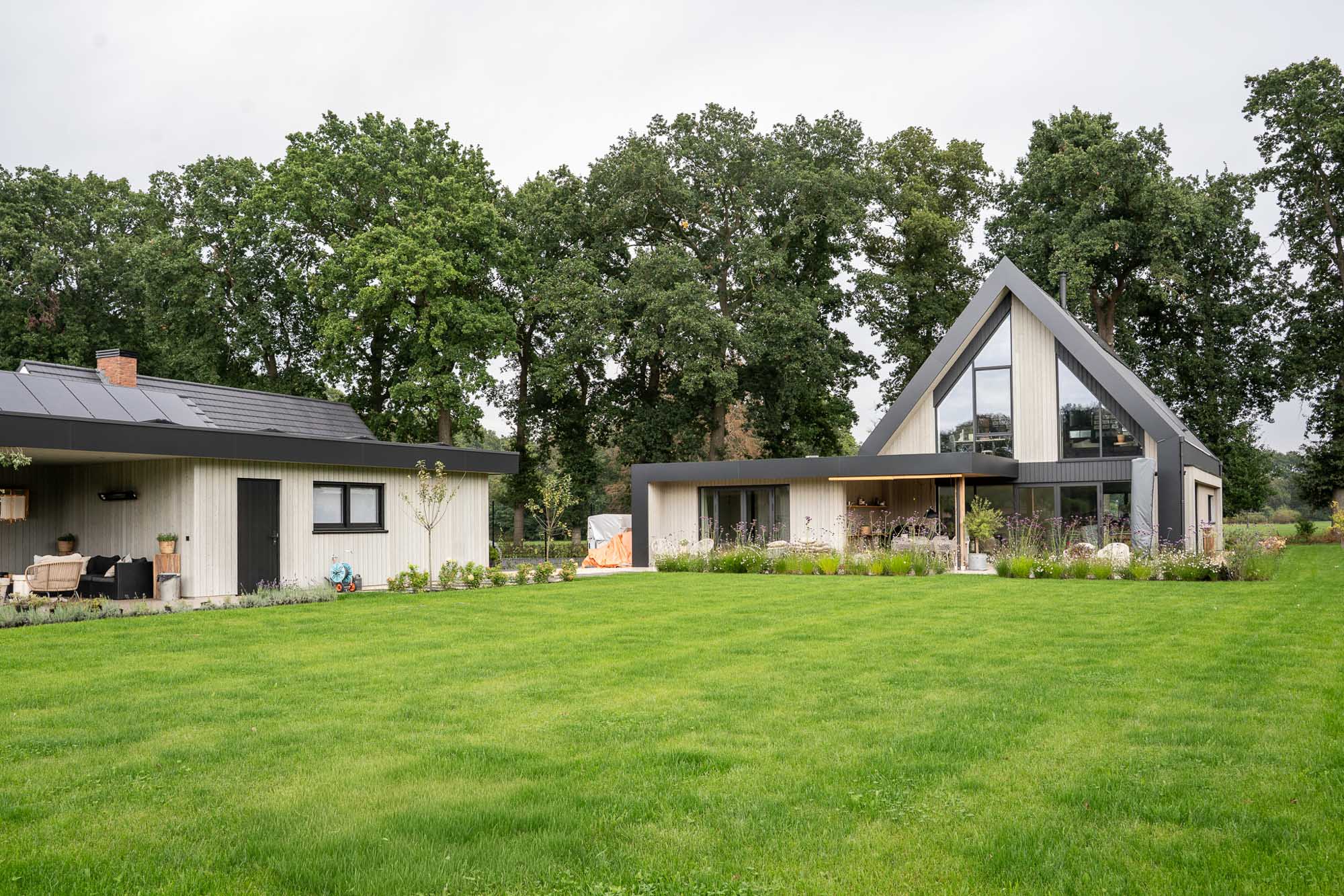 houten-woning-met-bijgebouw